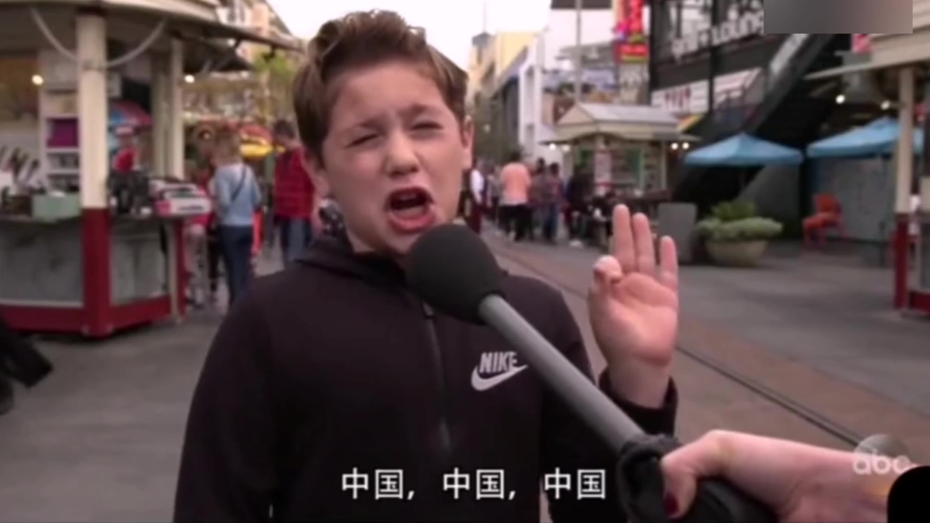 看外国小朋友模仿特朗普,最后一个小姑娘学到了精髓。